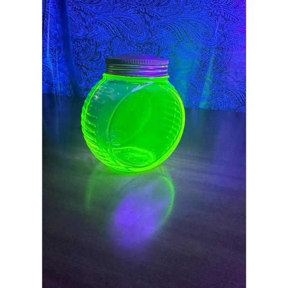 Uranium glass salt shaker with removable metal lid rare Hocking glass - Picture 5 of 10